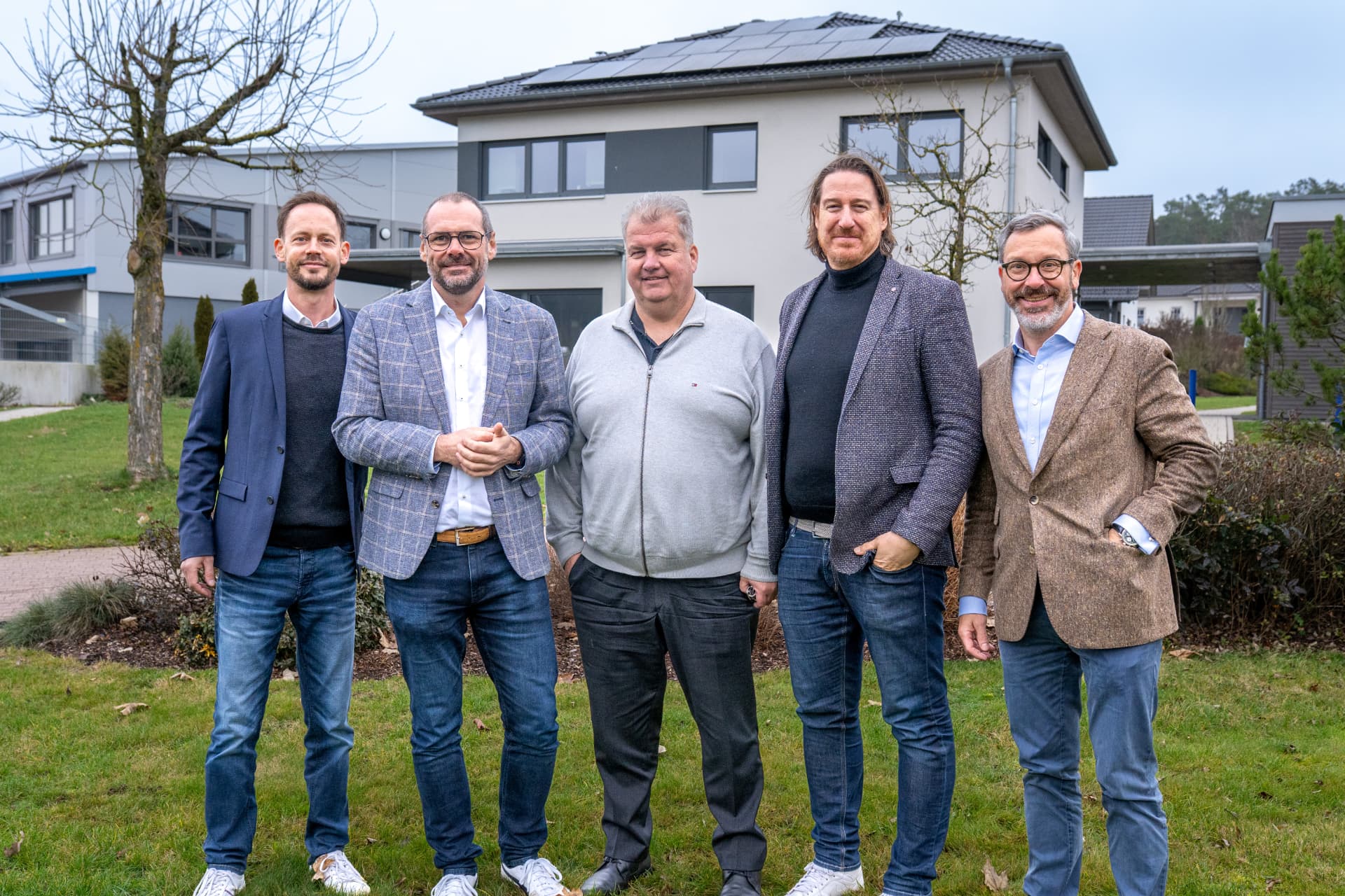 Sie wollen gemeinsam den Hausplanungsprozess revolutionieren. Von links: Nils Klose (CDO Oikos Group), Markus Semmelmann (Geschäftsführer PURE Applikationen), Marco Hammer (CEO Oikos Group), Mario Mirbach (Geschäftsführer PURE Applikationen) und Christian Garke (CFO Oikos Group).